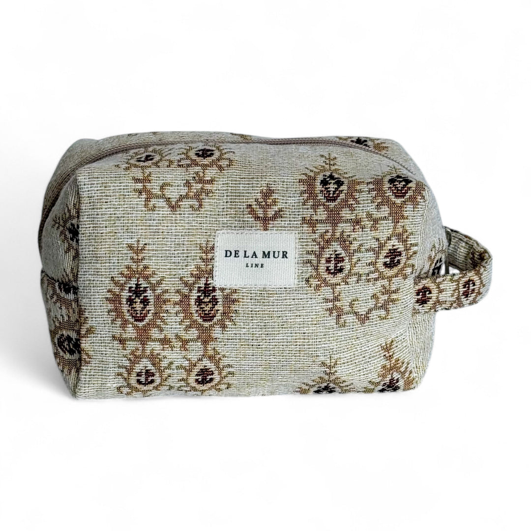 Medium Pluma Toiletry Bag