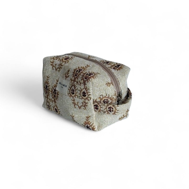 Medium Pluma Toiletry Bag